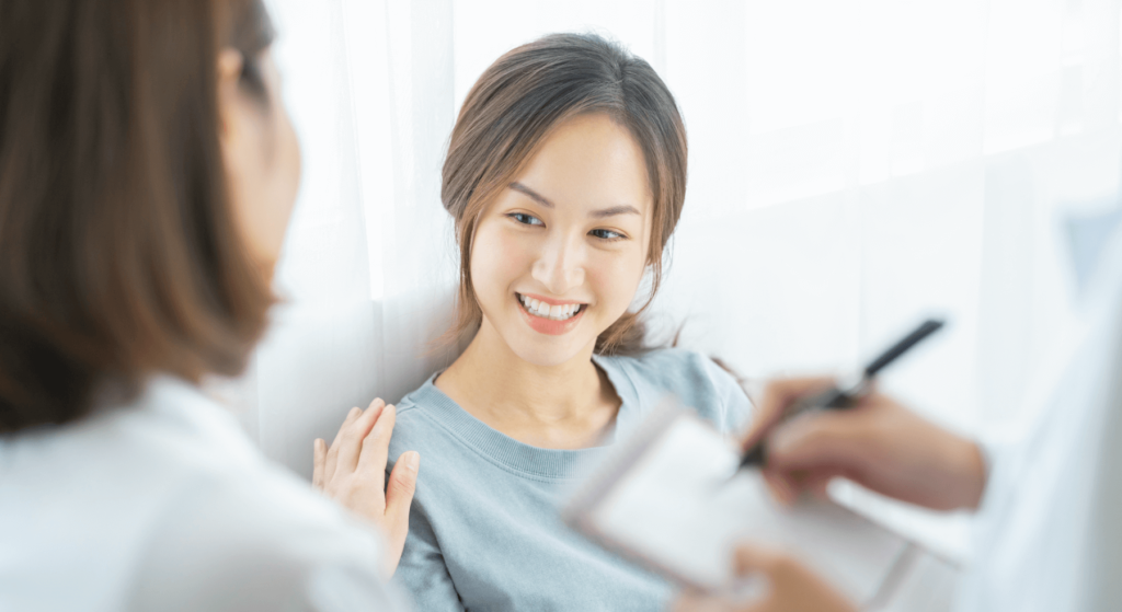 女性と看護師が会話する画像