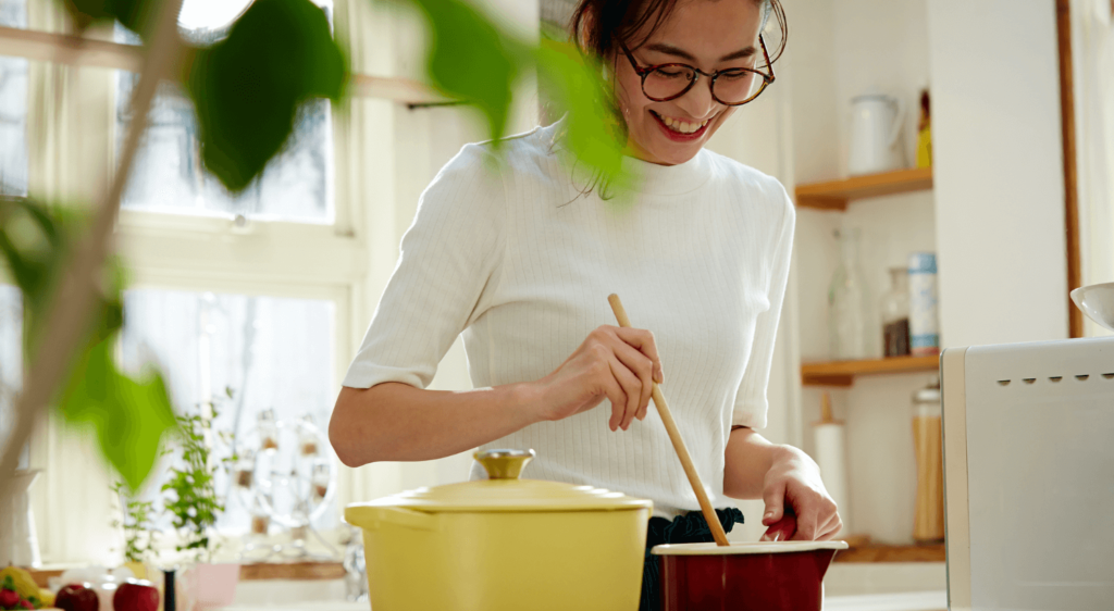女性が料理をしている画像