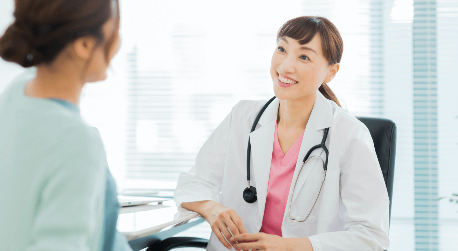 女性医師と女性の画像