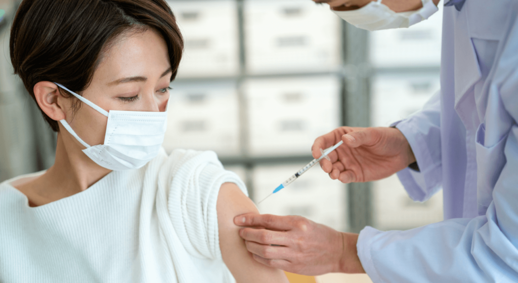 注射を打つ女性の画像